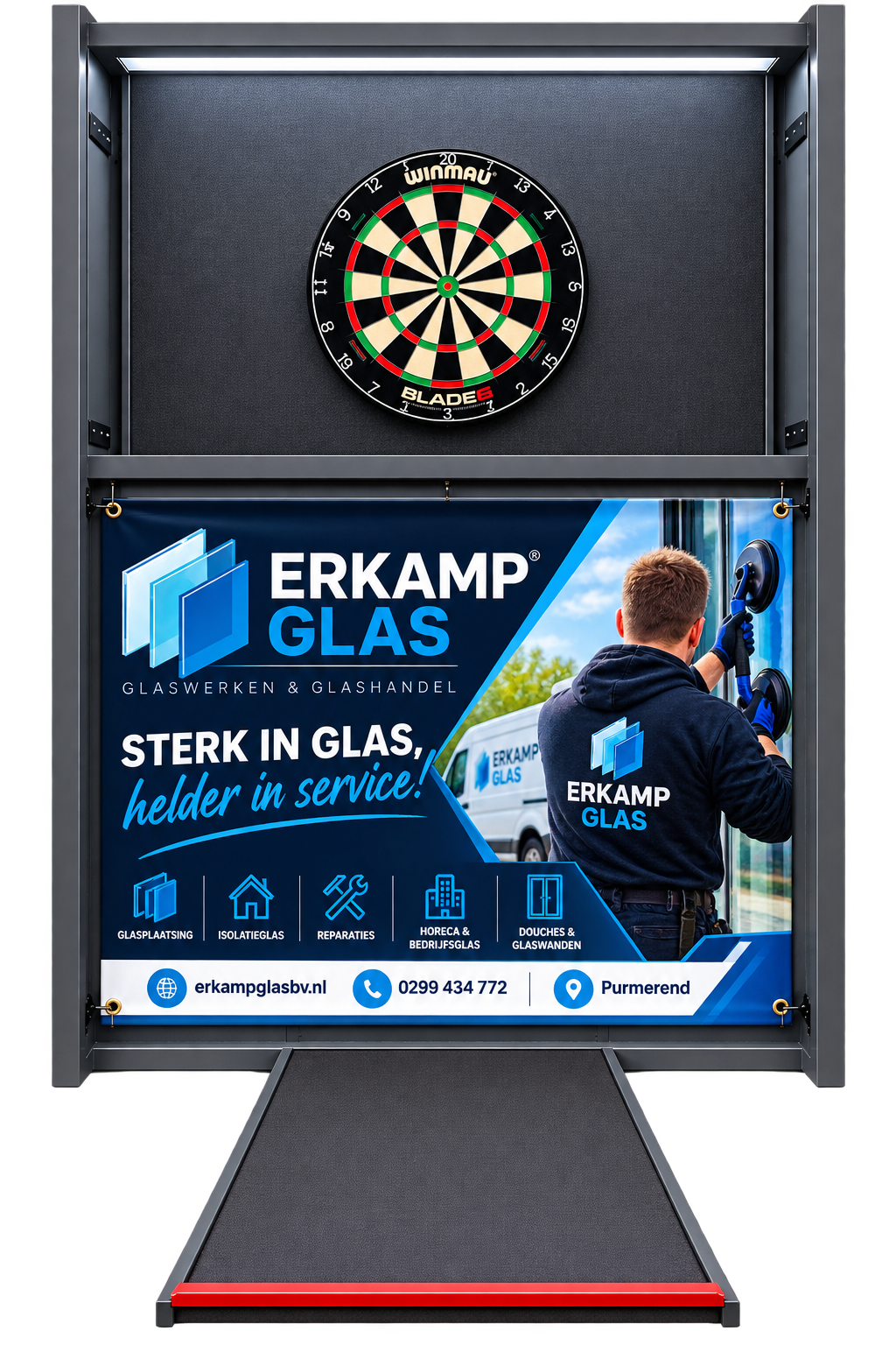 Voorbeeld van een dartbaan met een A0 liggende Forex reclameplaat van hoofdsponsor Erkamp Glas onder het dartbord